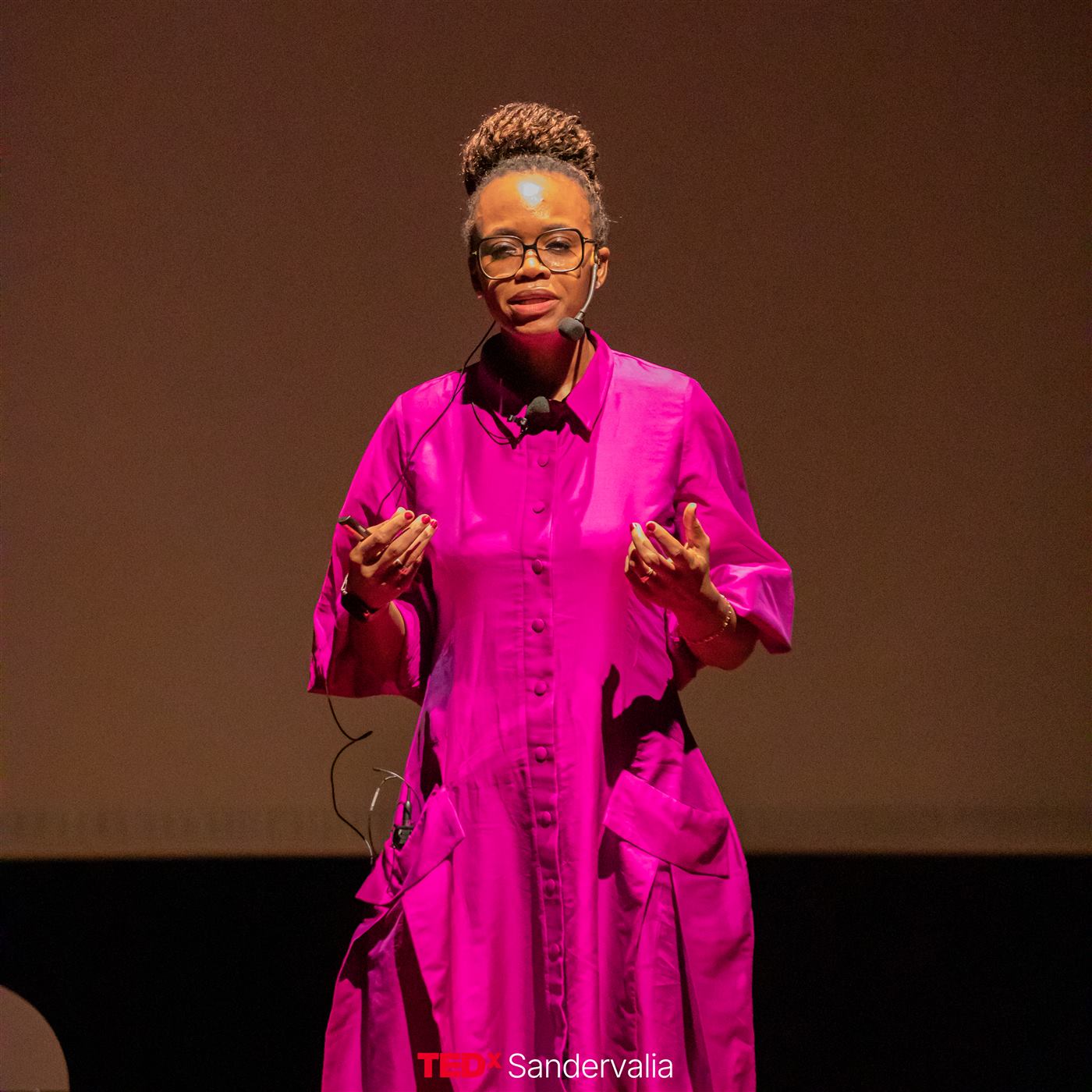 Safiatou Diallo sur la scène de TEDxSandervalia